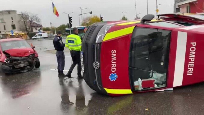 Accident în București: O ambulanță aflată în misiune a fost lovită de o mașină