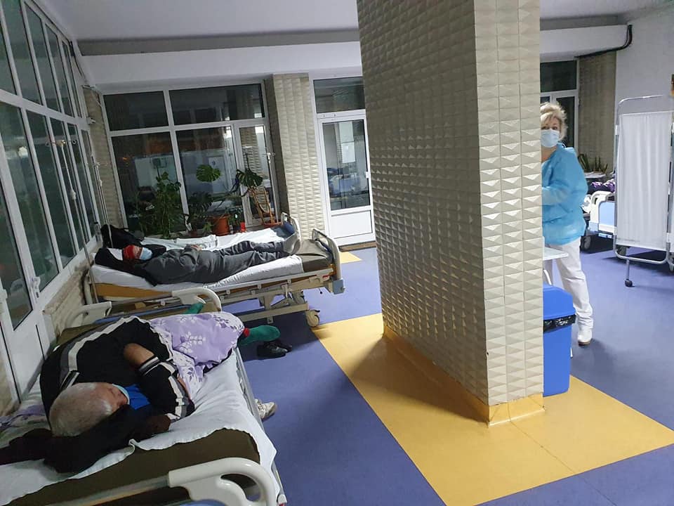Pacienți pe holul Spitalului Județean Buzău, sursa: Facebook/Gabriel Avrămescu