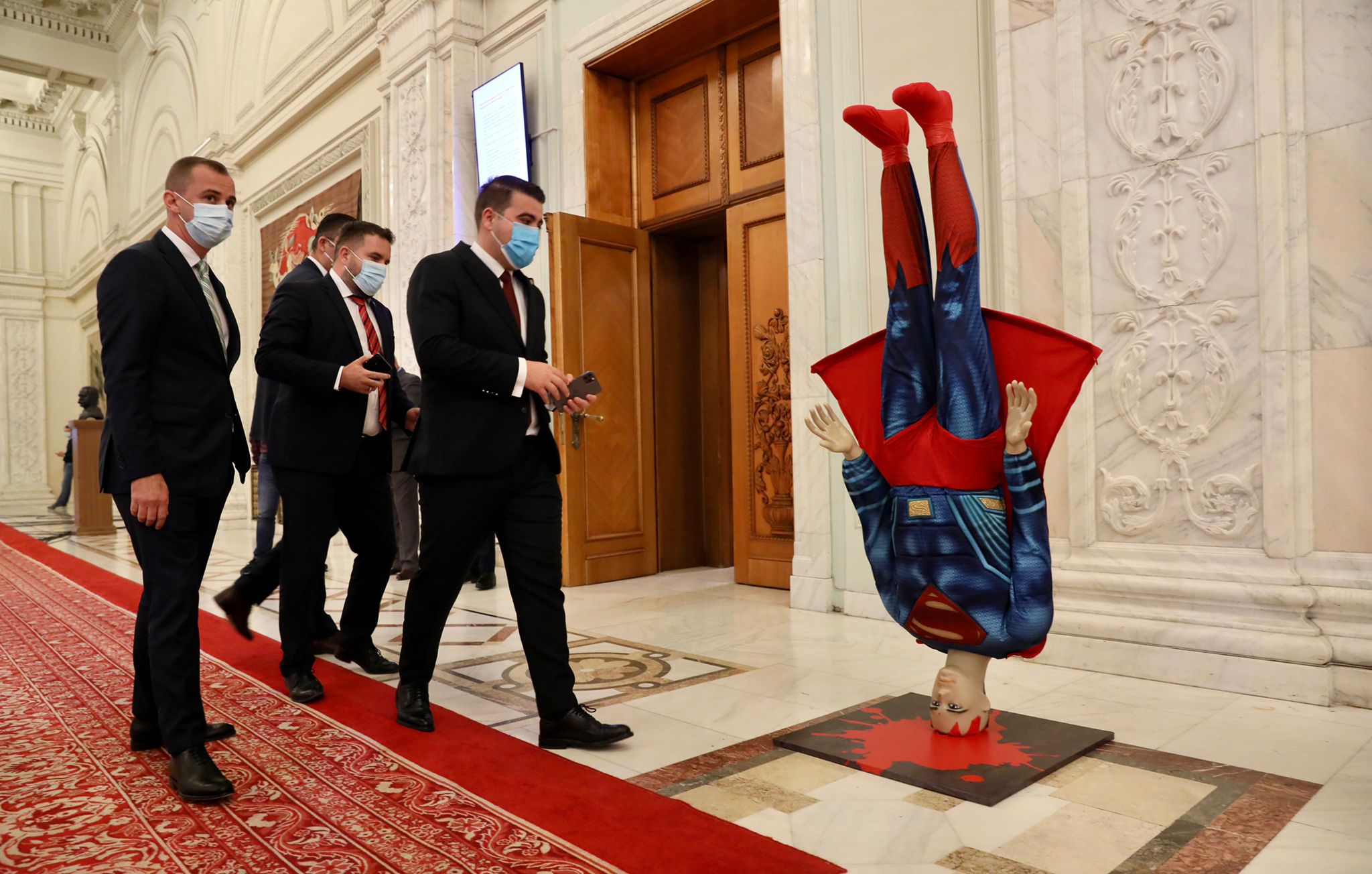 VIDEO Superman a căzut în cap, pe holul Parlamentului. În ziua moțiunii, PSD a făcut show. Cine plătește statuia