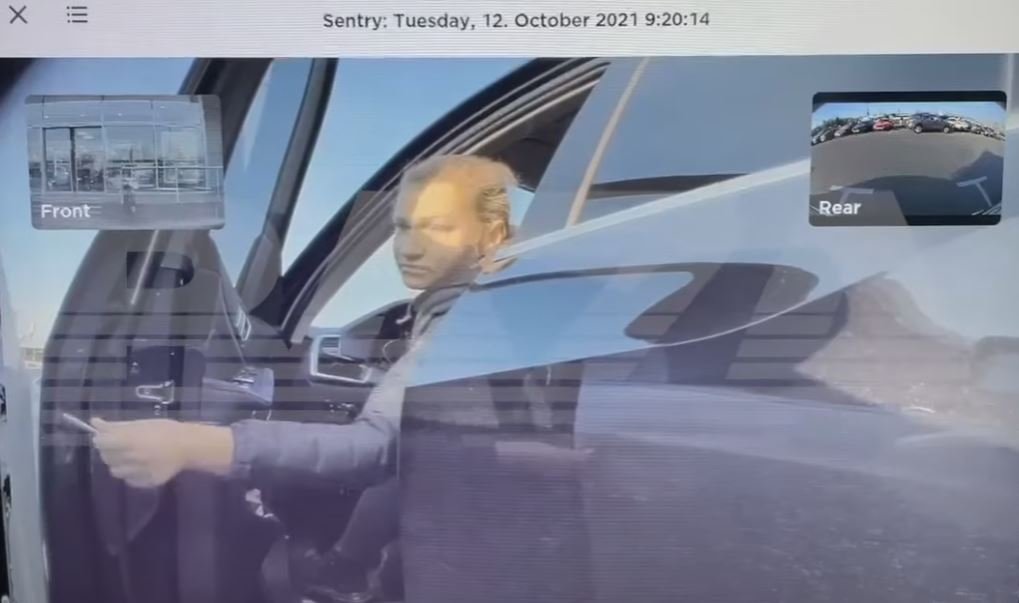Filmată cum zgâria mașina vecinului de parcare. Șoferița nu știa că vehiculul Tesla are cameră | VIDEO