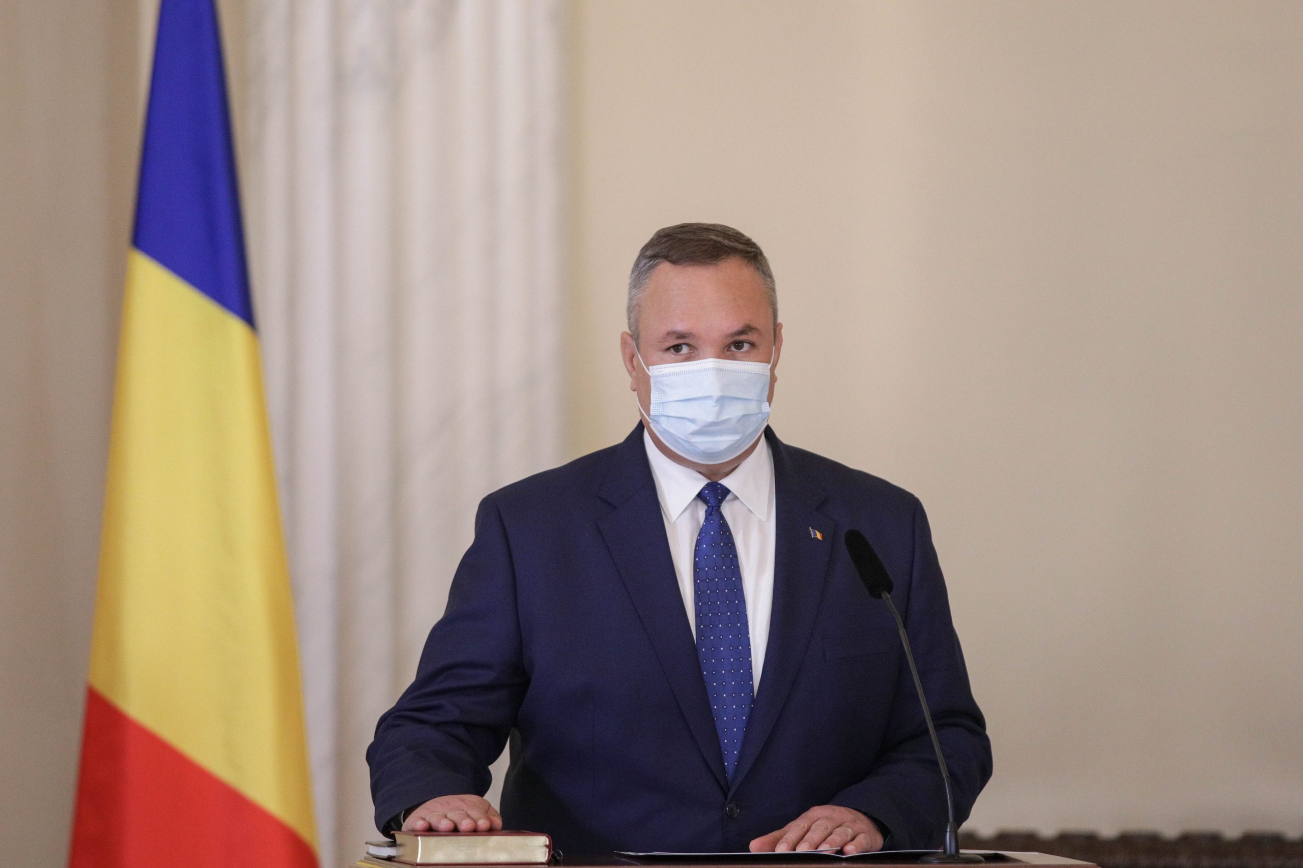 „Mă despart de a doua familie”: Nicolae Ciucă i-a predat mandatul de ministru al Apărării lui Vasile Dîncu