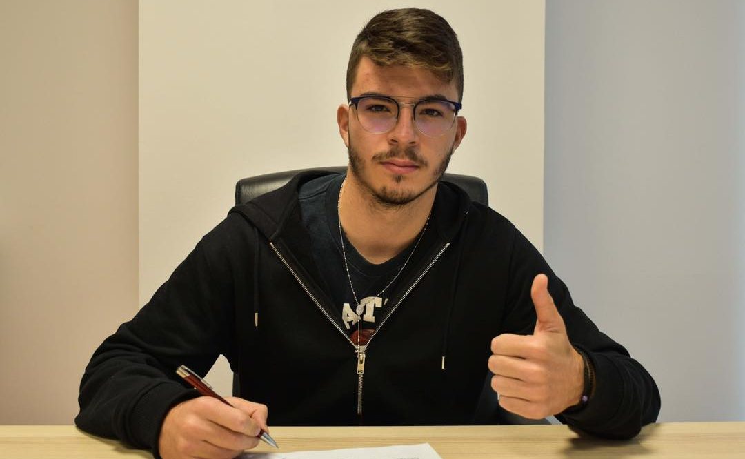 Fiul lui Bogdan Lobonț a semnat cu o echipă din Liga 1: “Principalele sale calităţi sunt forţa, viteza şi controlul balonului”