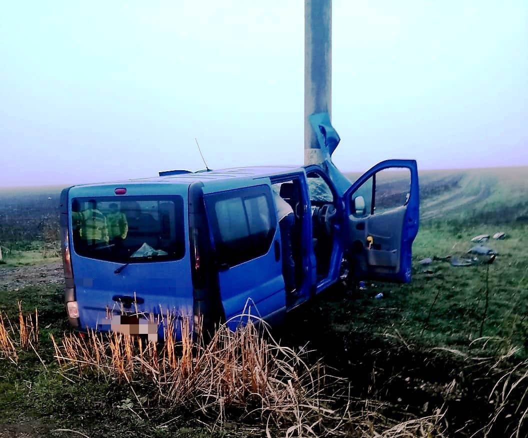 Accident grav în Giurgiu: Un microbuz cu 7 persoane s-a izbit violent de un stâlp de electricitate