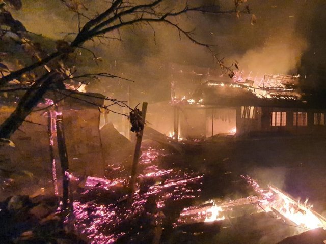 Bătrână carbonizată într-un incendiu, trei case afectate
