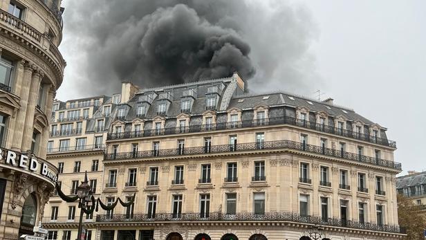 Incendiu puternic într-un imobil din apropierea Operei Garnier din Paris