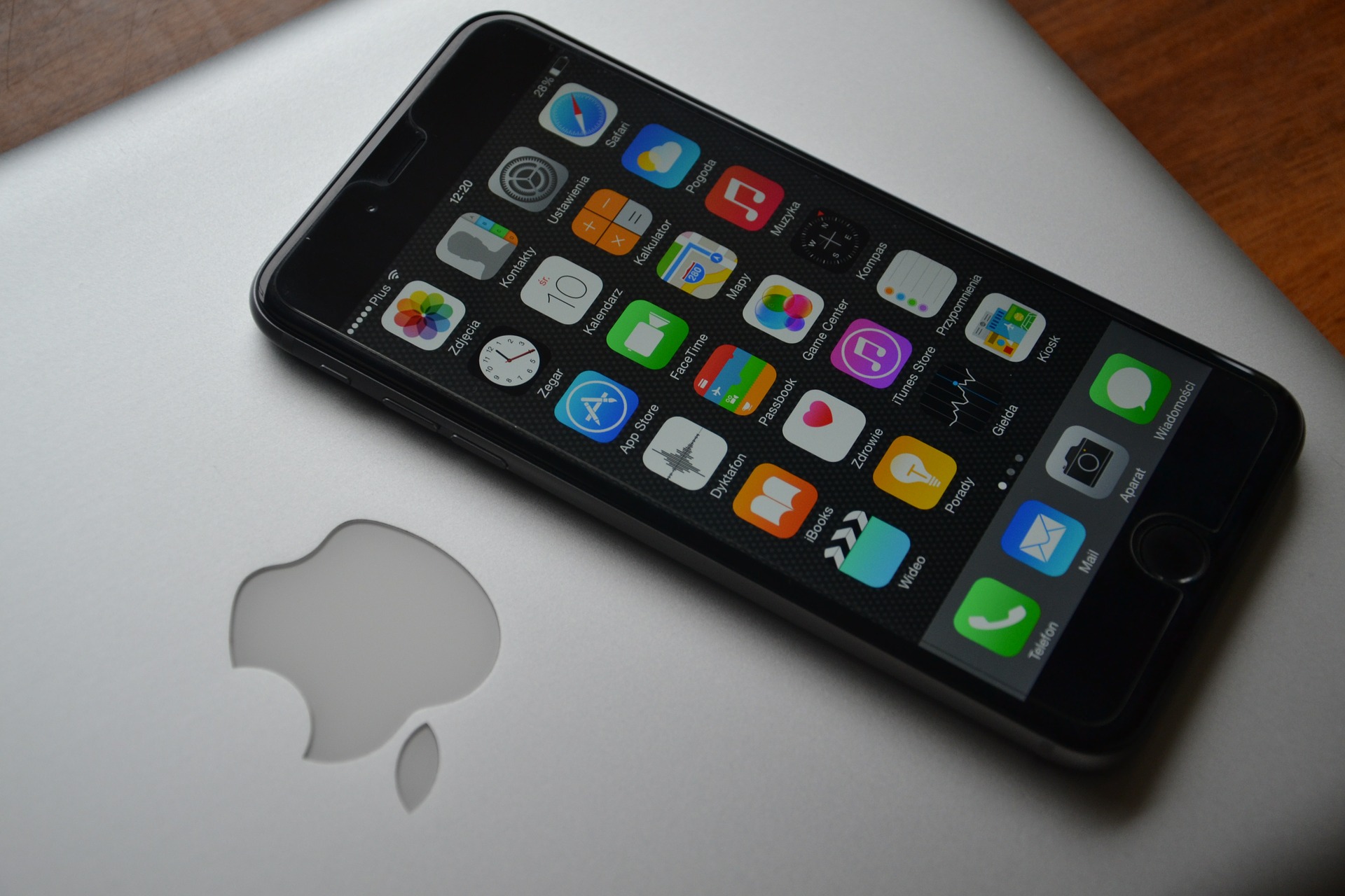 Apple vinde, pentru prima dată, piese de schimb pentru repararea Iphone-urilor