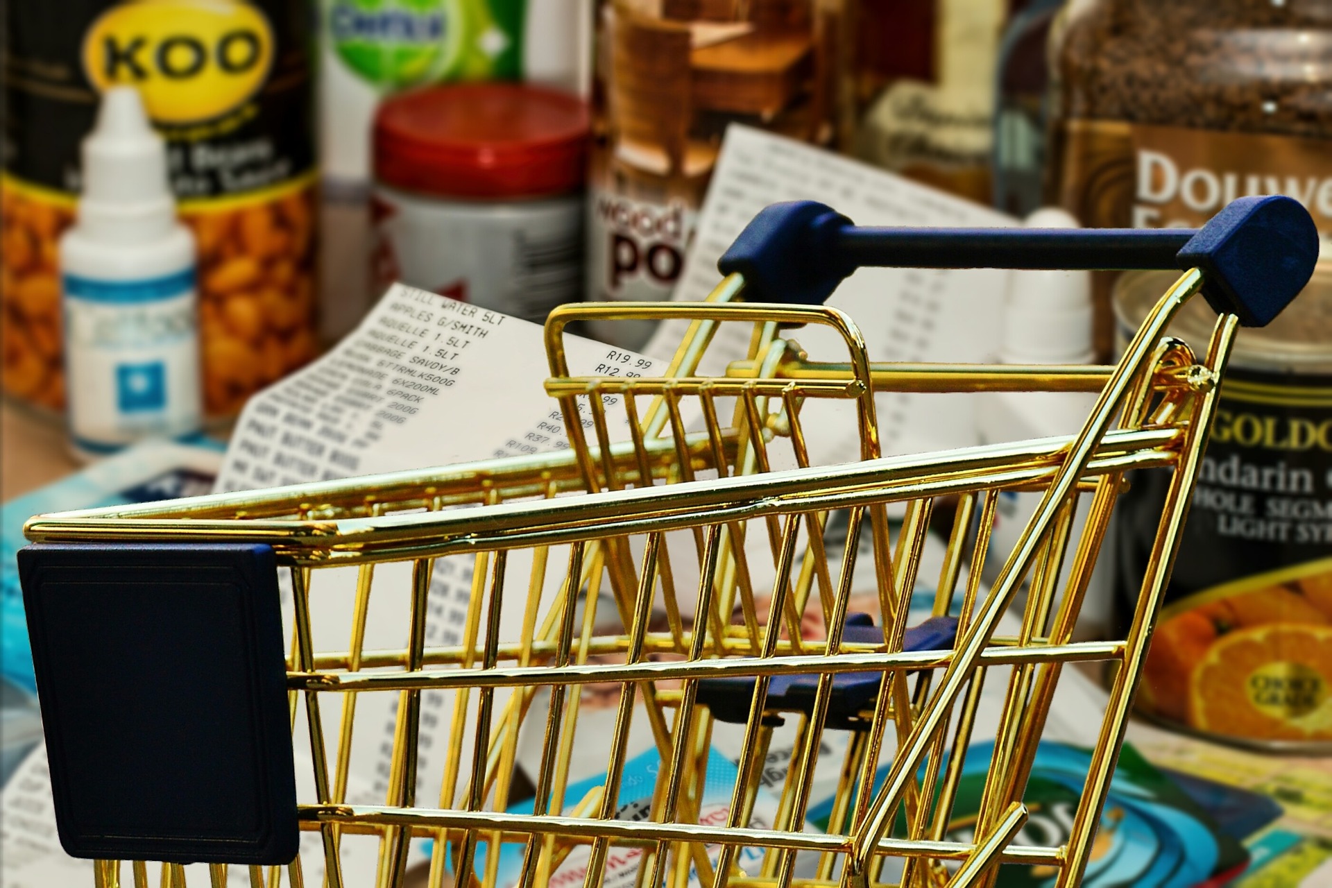 Vânzări mai mici cu 50% în supermarketurile din mall-uri pentru producătorii români de alimente