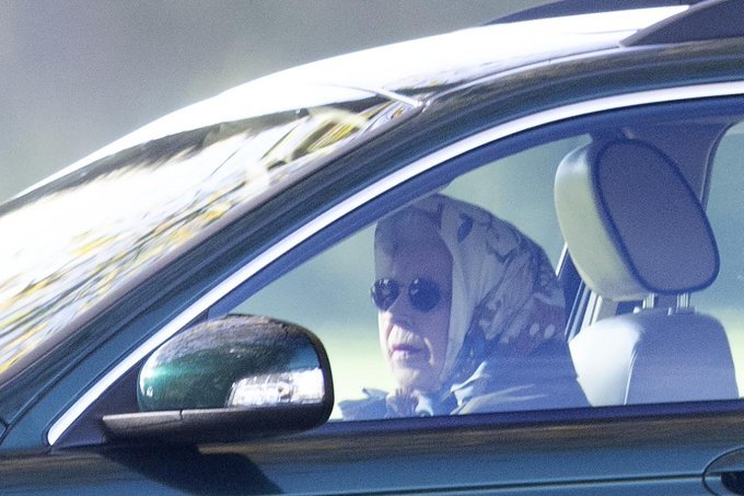 Regina Elisabeta a II-a a Marii Britanii, fotografiată la volanul unei maşini după anularea participării la COP26