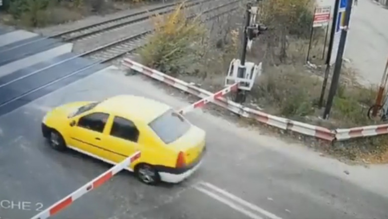 Inconștiență la volan: Un șofer forțează barierele la trecerea de cale ferată din cartierul Andronache și traversează șinele în viteză