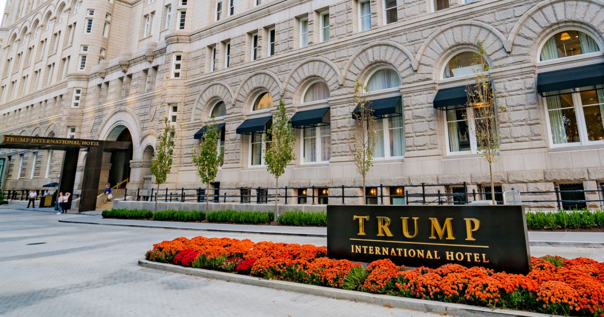 Donald Trump vinde Hotelul International din Washington cu 375 milioane de dolari și-l transformă în Waldorf Astoria