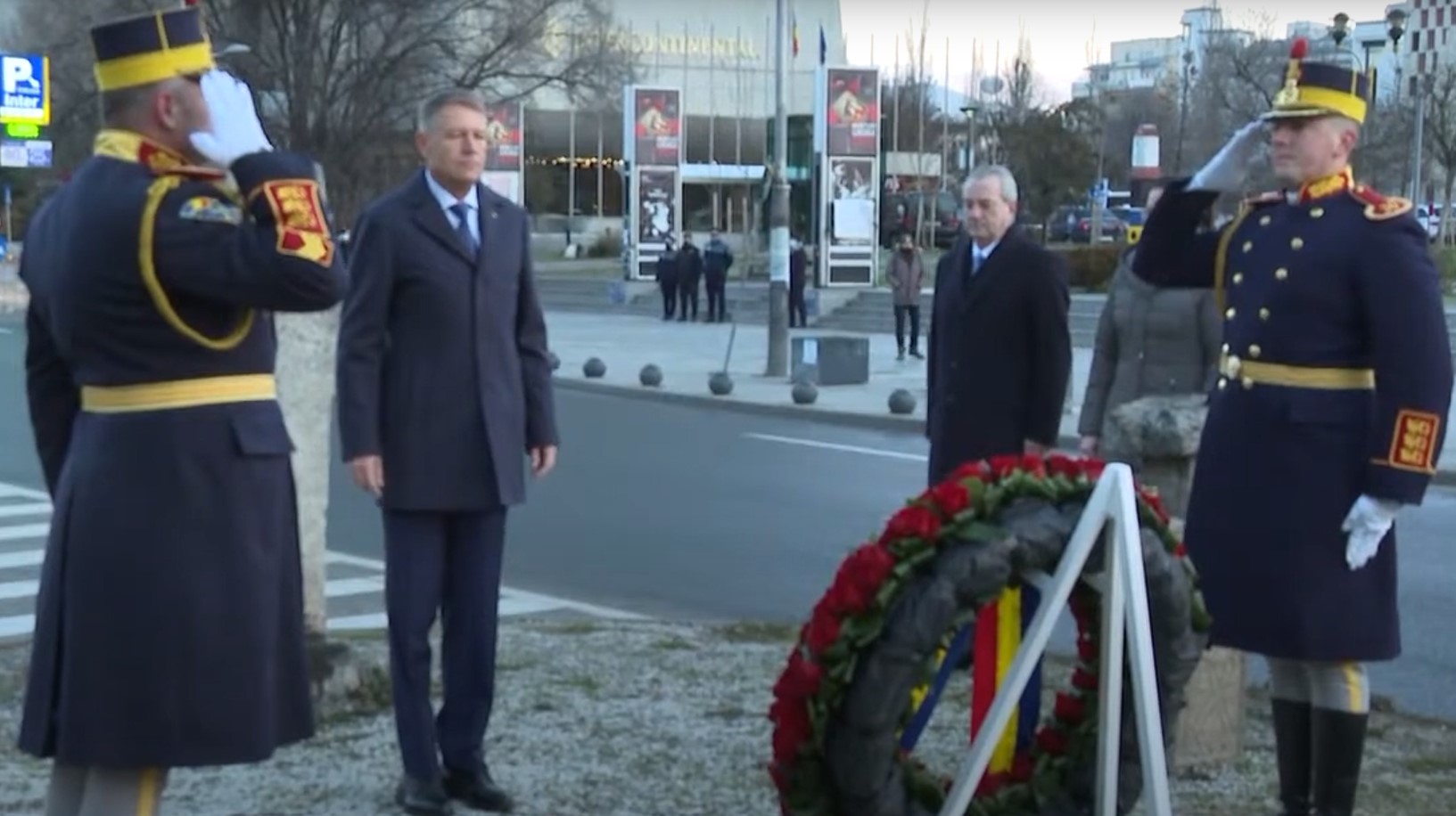 Președintele Klaus Iohannis a depus o coroană de flori la Troița din Piața Universității (Video)