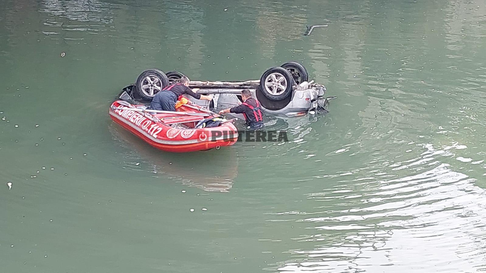 Un șofer a căzut cu mașina în râul Dâmbovița, în zona Podului Ciurel din București. Șoferul a murit