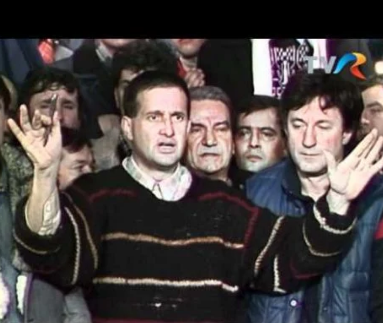 Mircea Dinescu vrea să vândă puloverul purtat la Revoluție (video)