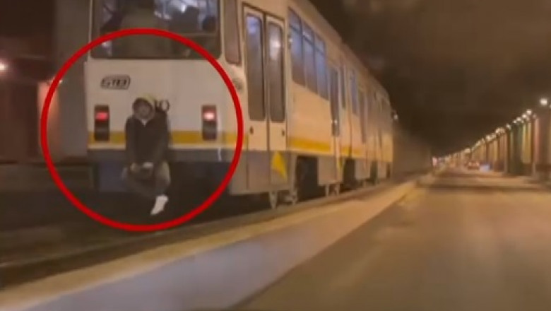 Imagini virale: Un tânăr a mers agățat în partea din spate a unui tramvai