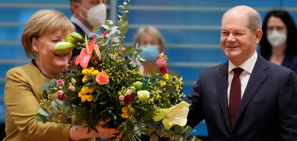 Puțin îndrăgit, chiar de „ai lui”: Cu reflectoarele pe succesorul Angelei Merkel