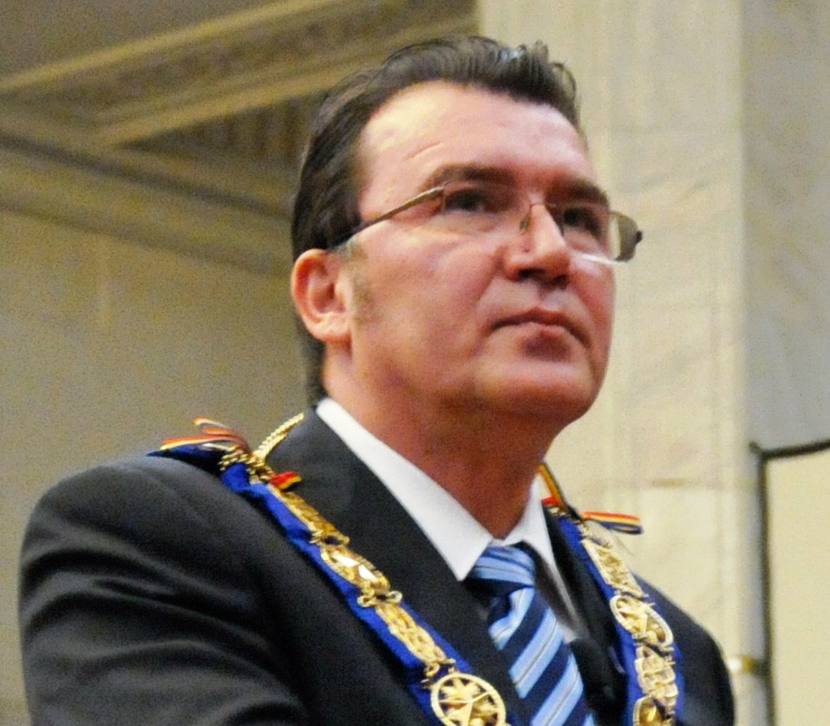 Vătaful masonilor, Radu Ninel Bălănescu, de două ori mai bine remunerat decât Klaus Iohannis