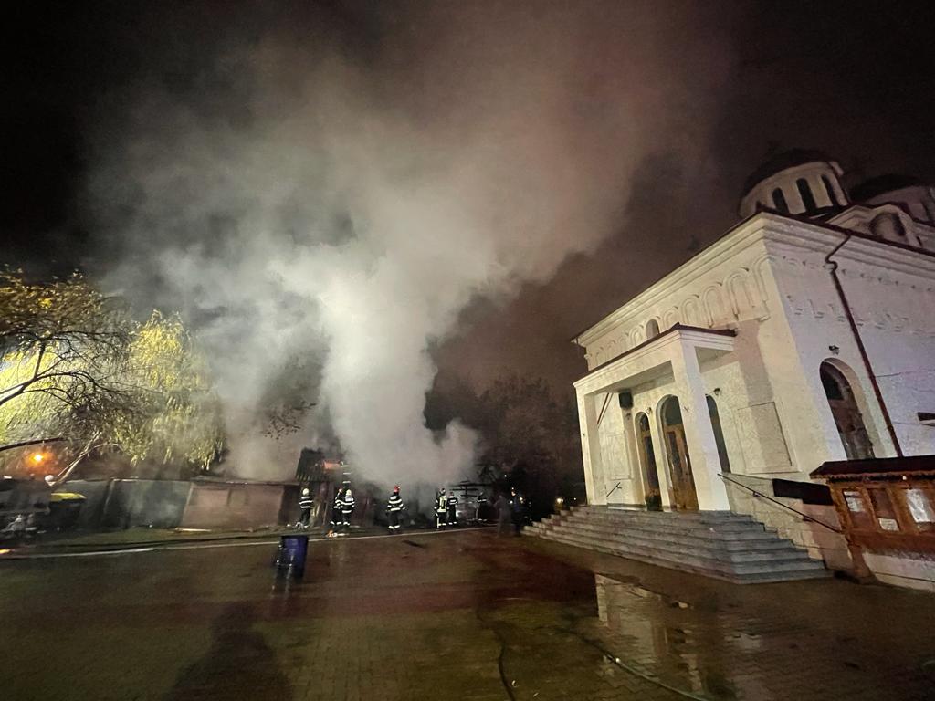 Incendiu în curtea unei biserici din strada Doamna Ghica