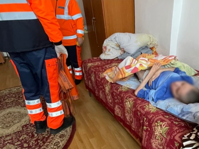 Caz dramatic în Vâlcea: O tânără cu dizabilităţi dintr-un centru a fost lăsată cu piciorul fracturat netratat timp de 4 luni. Fata a fost găsită cu malnutriţie severă (FOTO)