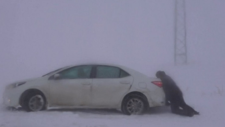 Furtună de zăpadă în Turcia: Șoferi rămași blocați pe șosele