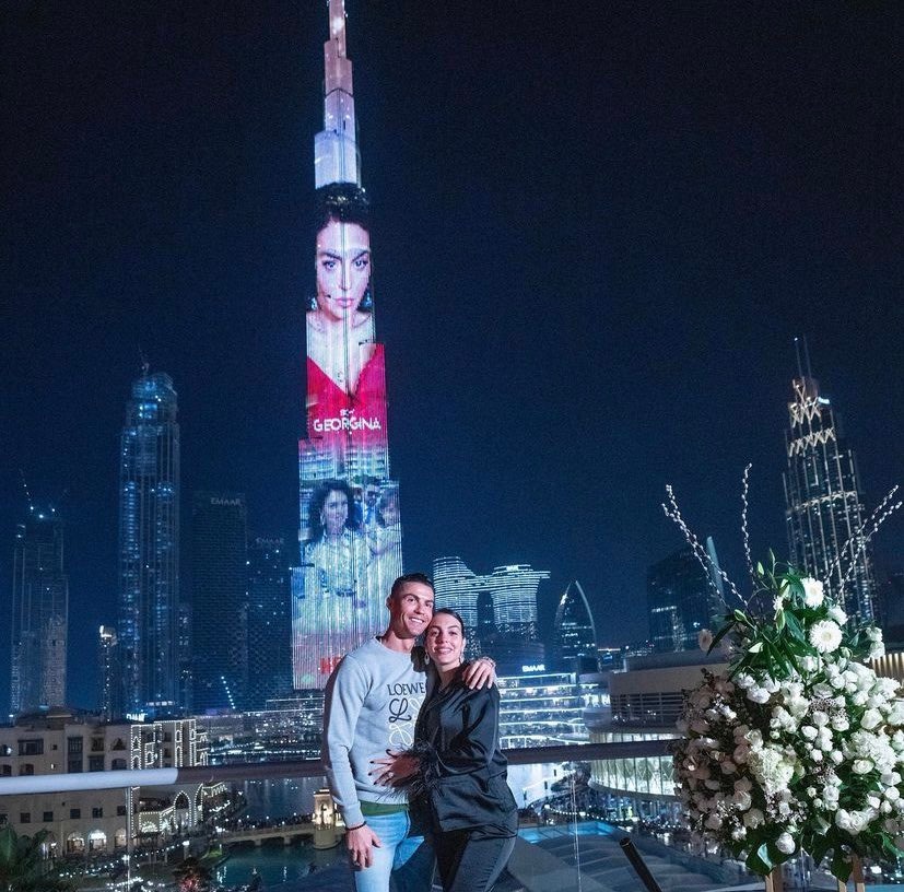 Cristiano Ronaldo i-a scris La mulți ani iubitei sale, Georgina, pe Burj Khalifa din Dubai GALERIE FOTO