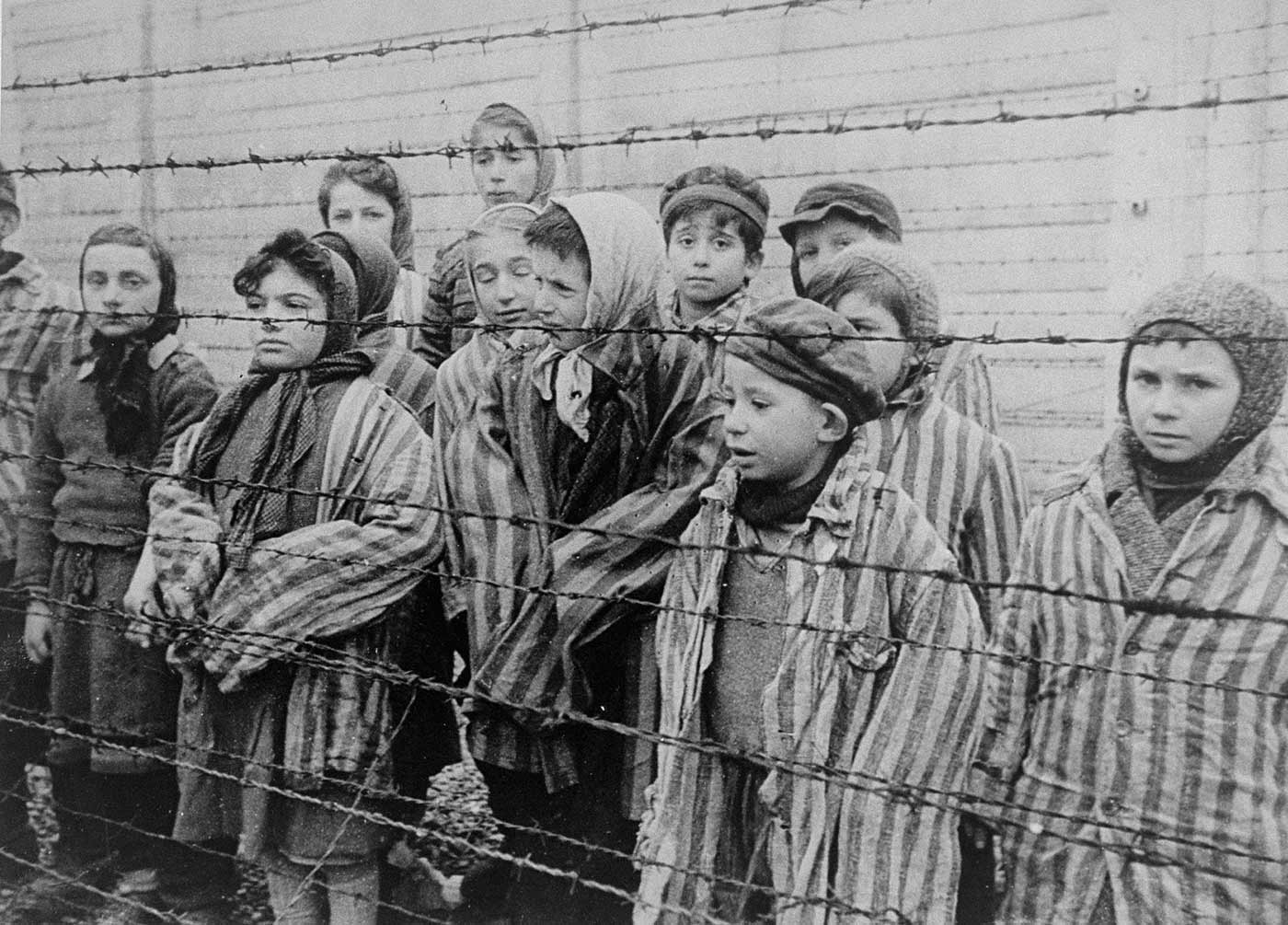 Istoria Holocaustului trebuie studiată în școli! De ce trebuie sancționat liderul AUR