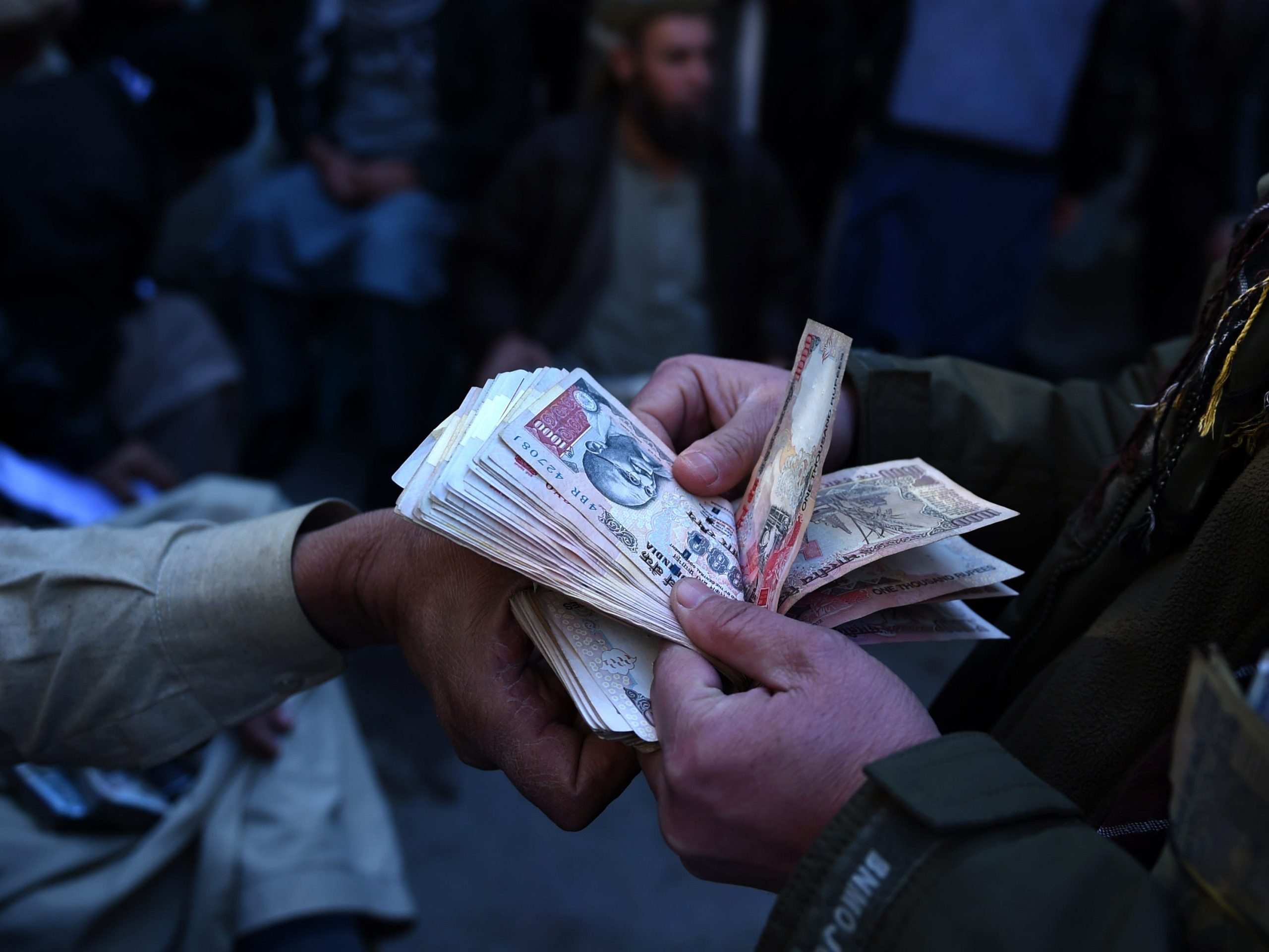 De ce interzic talibanii clasicul schimb valutar în stradă