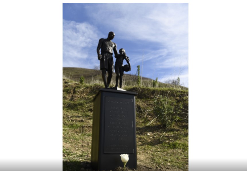 O statuie a fost ridicată în memoria lui Kobe Bryant și a fiicei sale