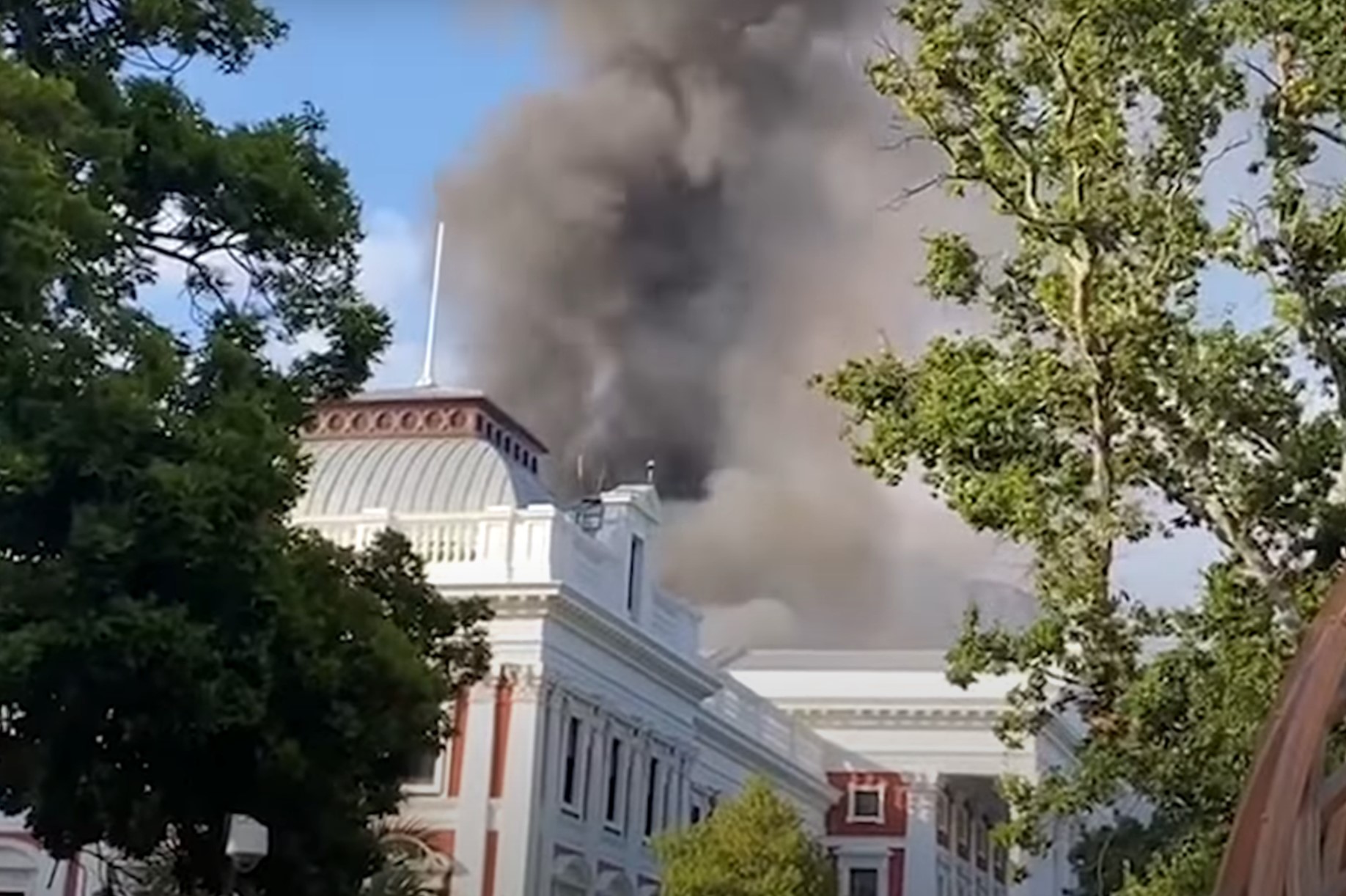 Incendiu la sediul parlamentului Africii de Sud (video)