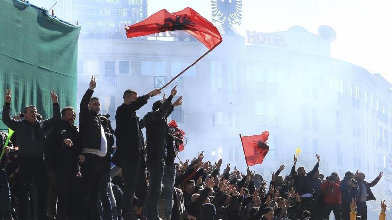 Poliția albaneză a folosit gaze lacrimogene pentru a dispersa protestatarii care au luat cu asalt sediul opoziției
