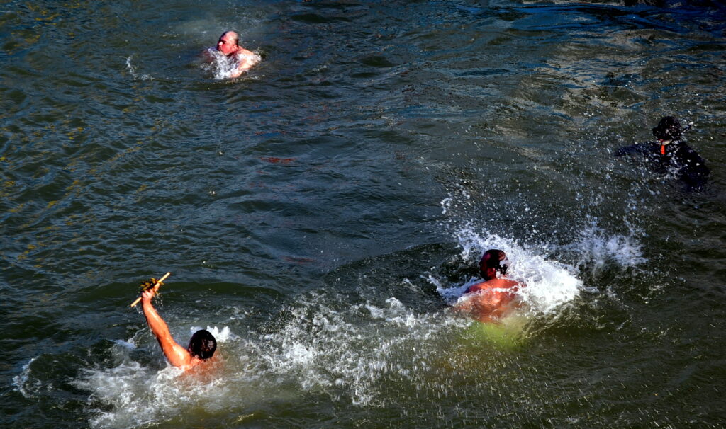 Tradiția Bobotezei, păstrată la Giurgiu; trei temerari s-au aruncat în apa Dunării după crucile sfințite de preoți – Foto, video