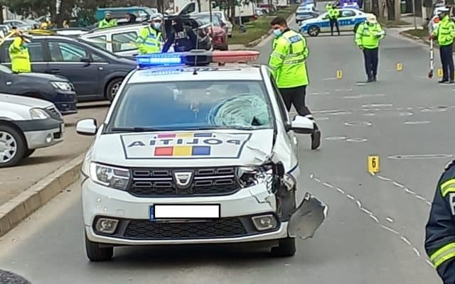 S-a urcat băut la volan și a provocat un accident, într-o localitate din Botoșani. Tânărul nu avea permis de conducere
