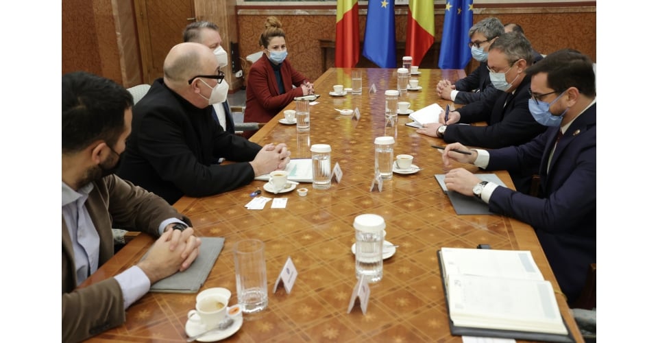 Premierul Nicolae Ciucă s-a întâlnit cu reprezentanții Azomureș. Se caută soluţii pentru   producţia de îngrăşăminte