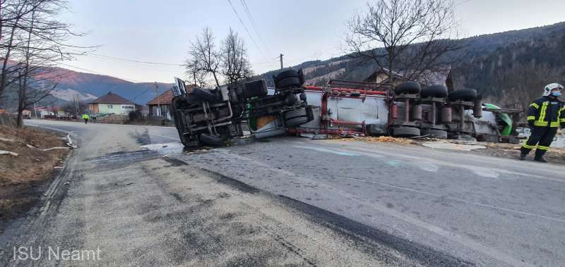 O cisternă cu xilen s-a răsturnat în localitatea Grințieș din județul Neamț. Zece persoane au fost evacuate din case