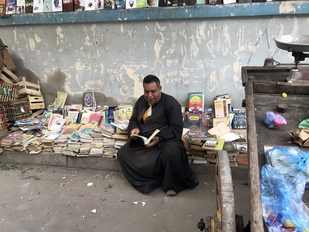 Cum se citește o carte în Alexandria, Egipt