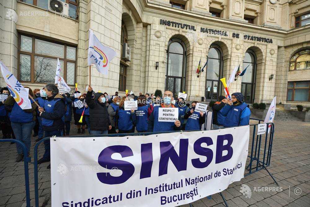 Angajații de la Institutul Național de Statistică au salariile înghețate în 2022. Statisticienii au protestat în stradă