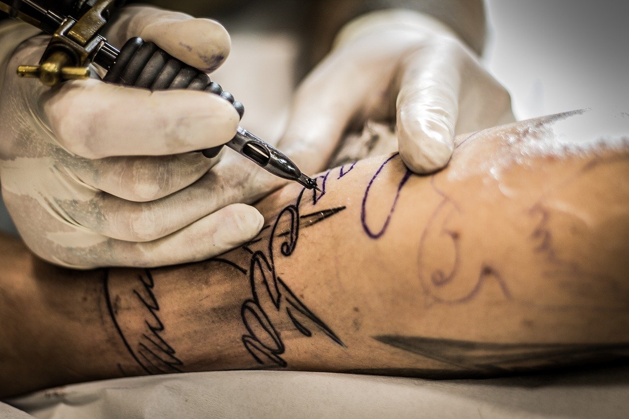 Tatuaje: Din 4 ianuarie a.c., este în vigoare o reglementare a UE, care interzice unele cerneluri periculoase