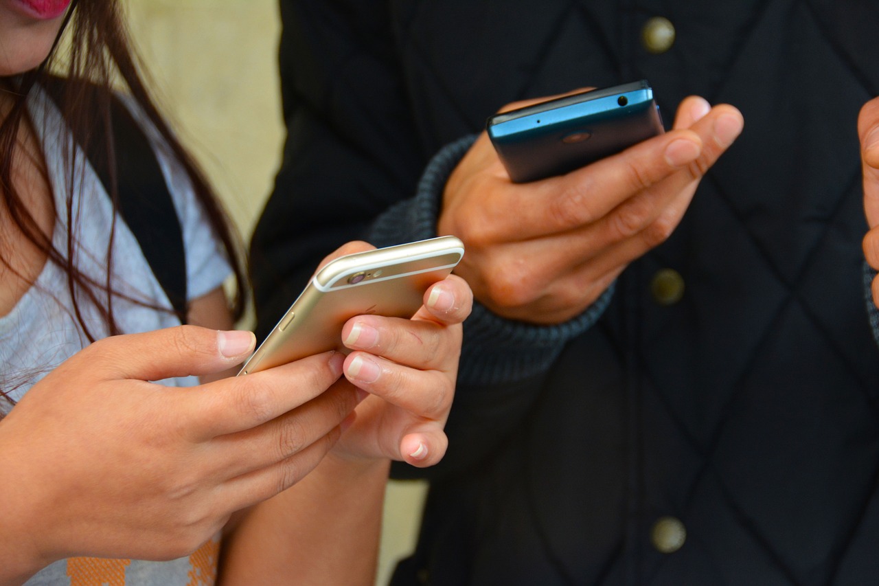Mare atenție! Un nou tip de fraudă cu smartphone se răspândește în România