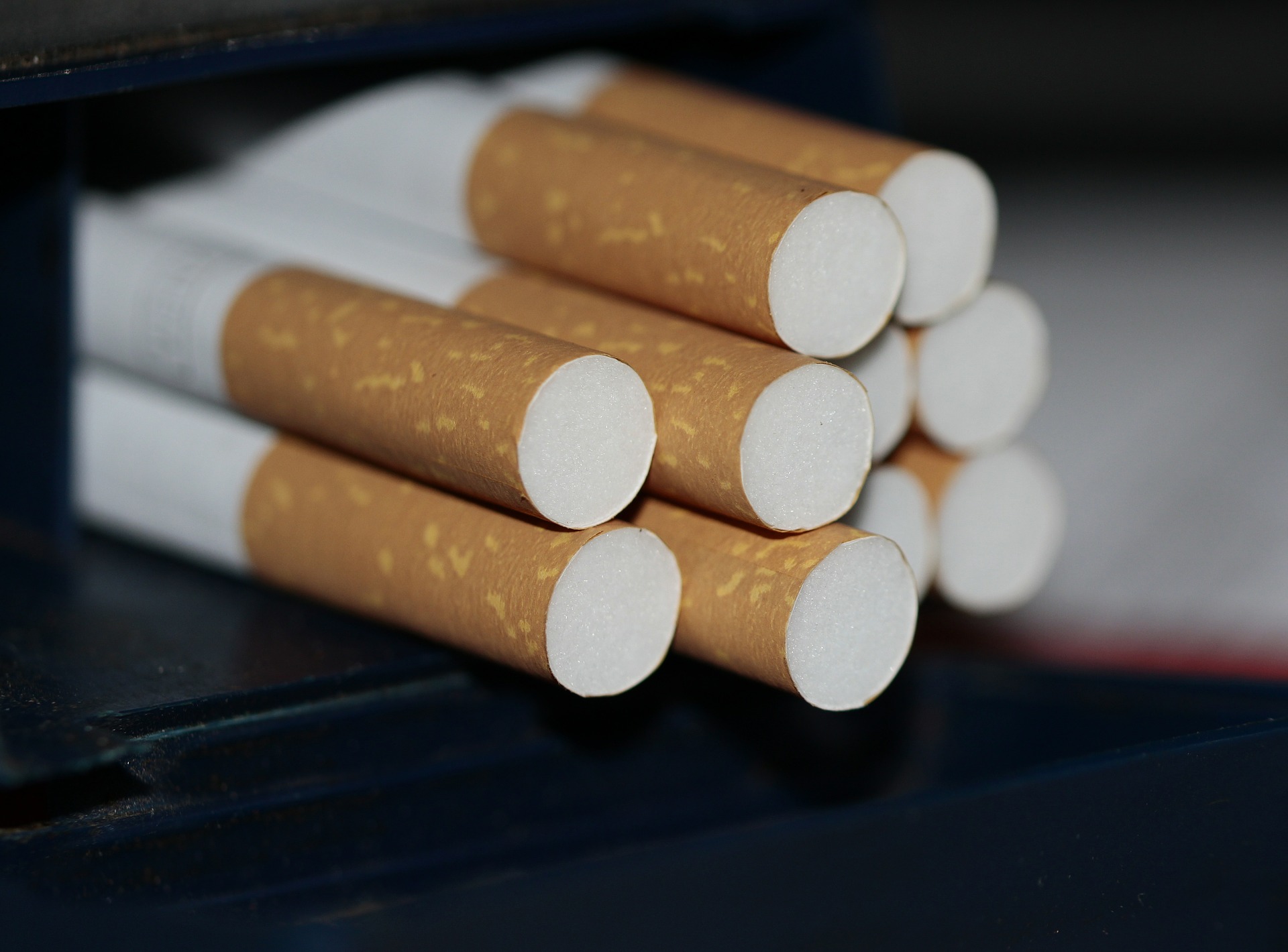 Lege promulgată: Magazinele care vând produse din tutun minorilor, închise la a doua abatere