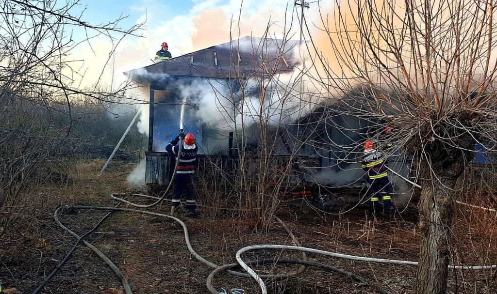 O femeie înjunghiată a fost descoperită de pompierii veniți să stingă incendiul ce-i cuprinsese casa