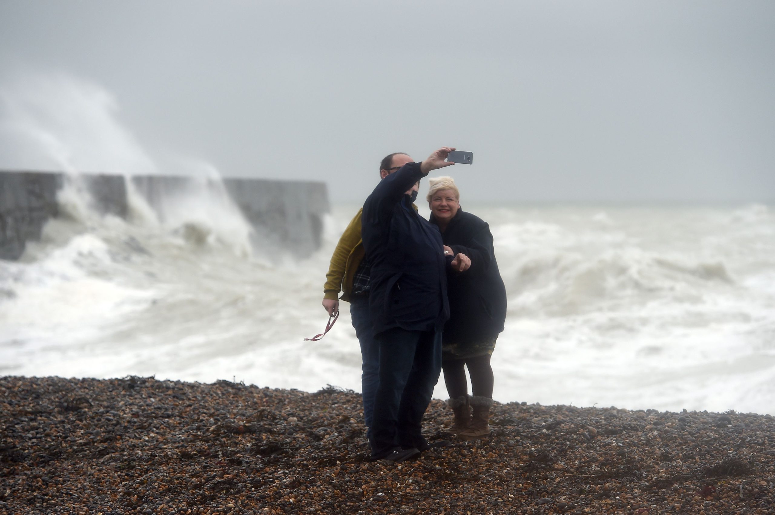 Apel către cetățenii britanici: „Renunţaţi la selfie-urile cu furtuna”