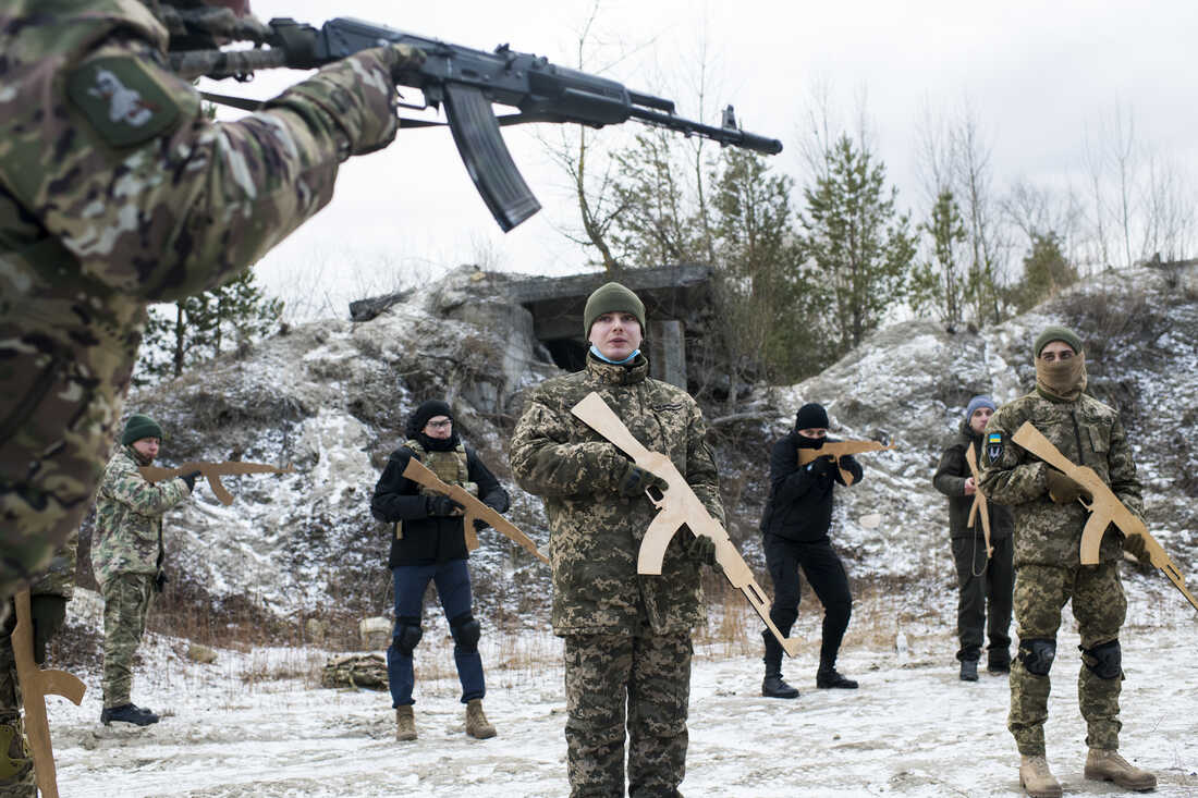 „Învăţaţi cum să vă apăraţi casa astăzi”. Voluntari în Ucraina, cu arme din lemn (VIDEO)