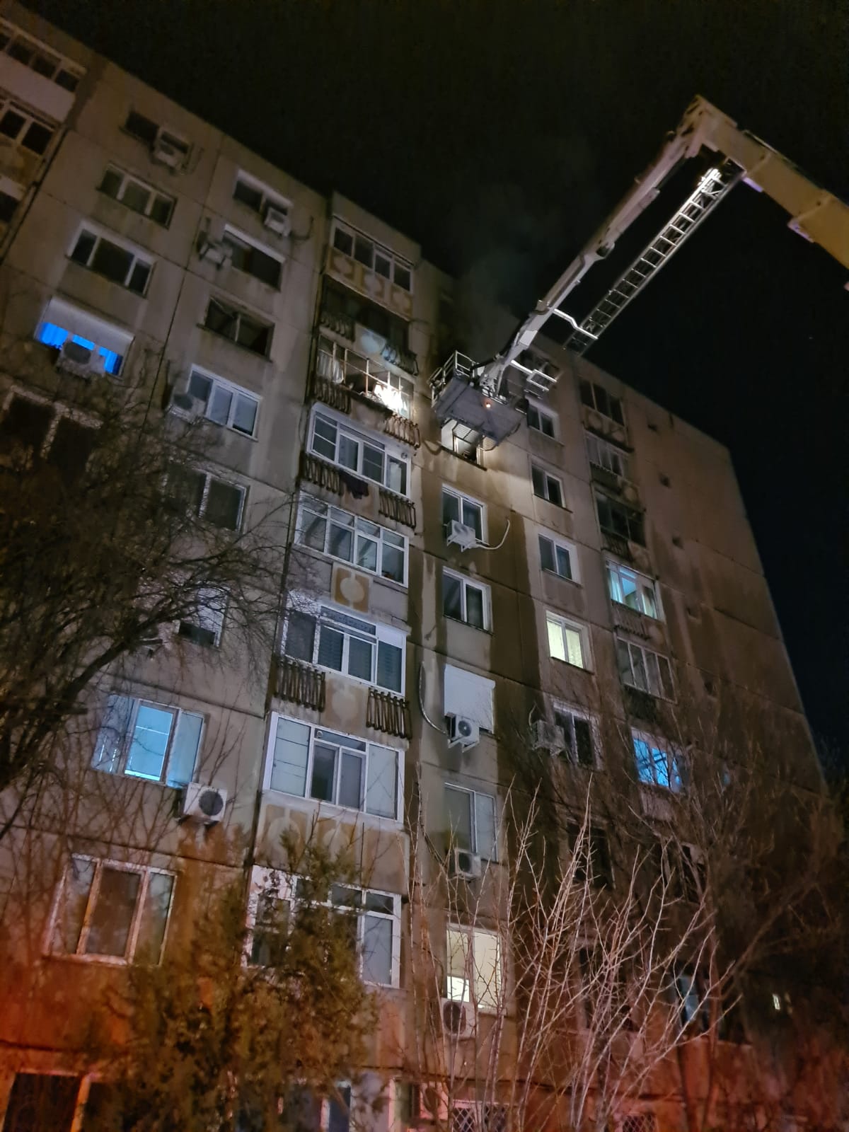 Incendiu puternic într-un apartament din Sectorul 5 (VIDEO)