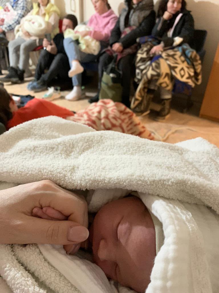 Război în Ucraina: Bebeluș născut în metrou, în timp ce Kievul era bombardat