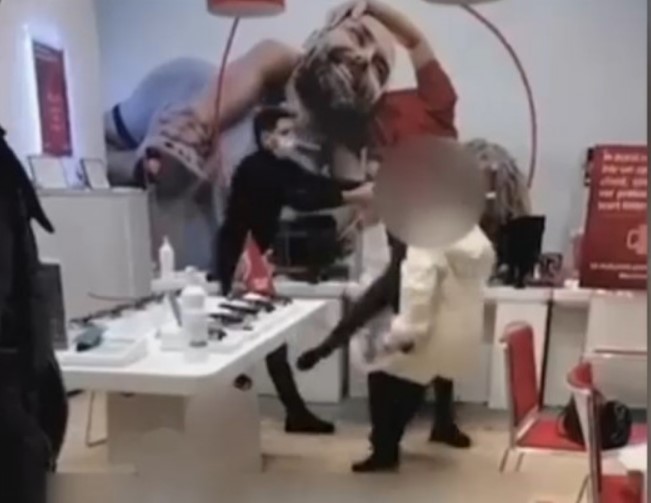 Incident într-un magazin din Capitală. Un angajat al unei companii de telefonie a trântit o femeie pe jos (VIDEO)