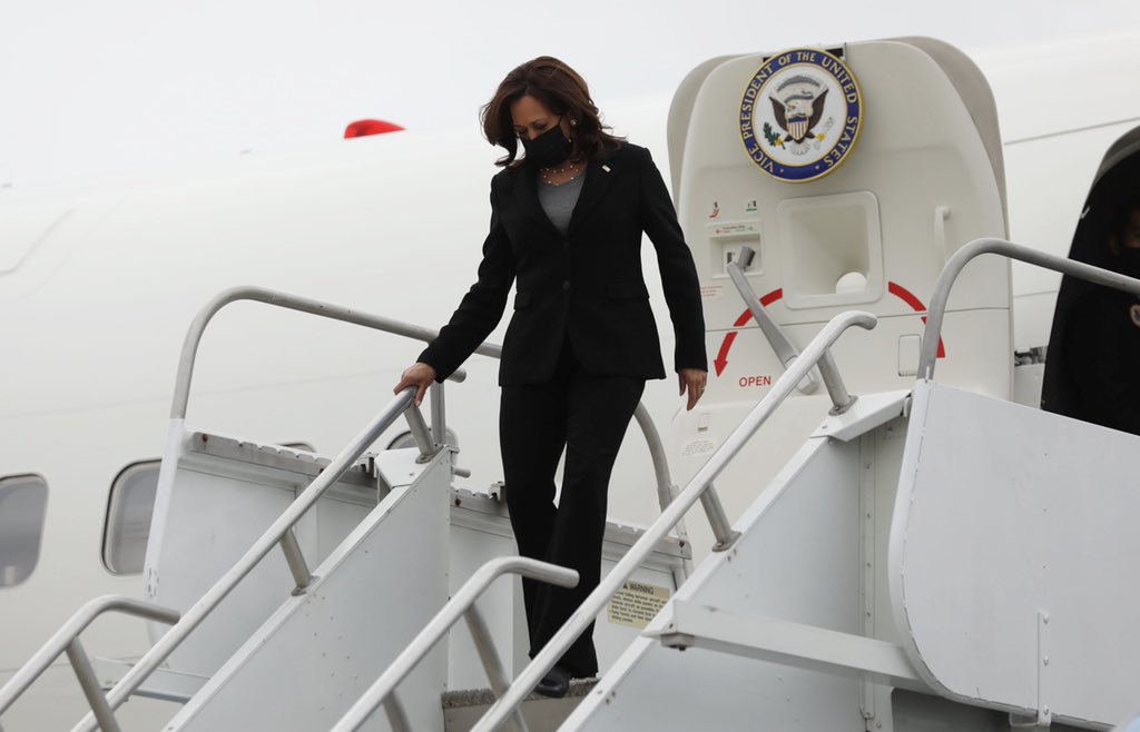 Totul despre Air Force Two – avionul cu care vicepreședintele SUA Kamala Harris a venit în România (VIDEO)