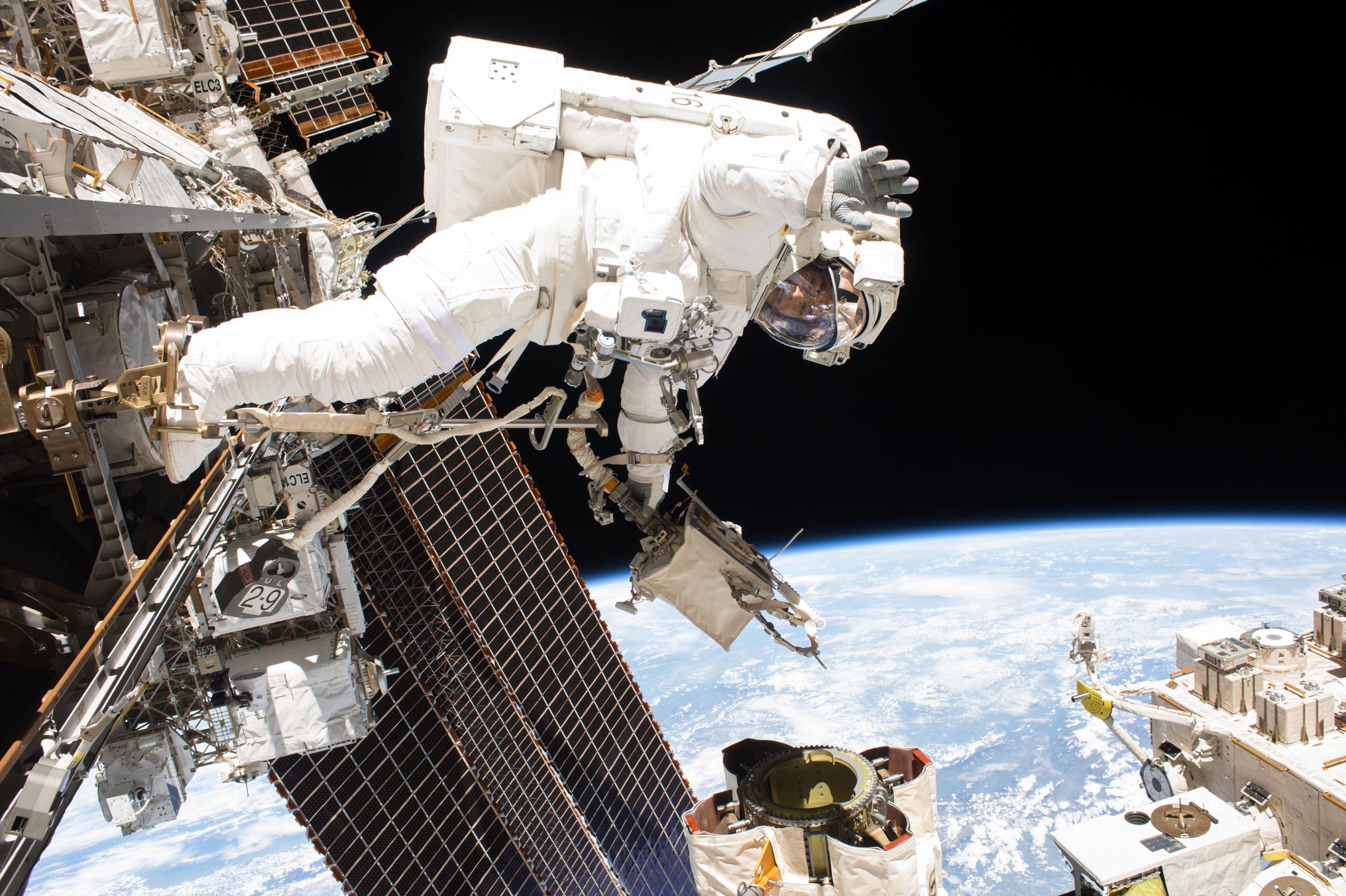 E real: Un astronaut american revine pe Pământ la bordul unei capsule spaţiale ruse