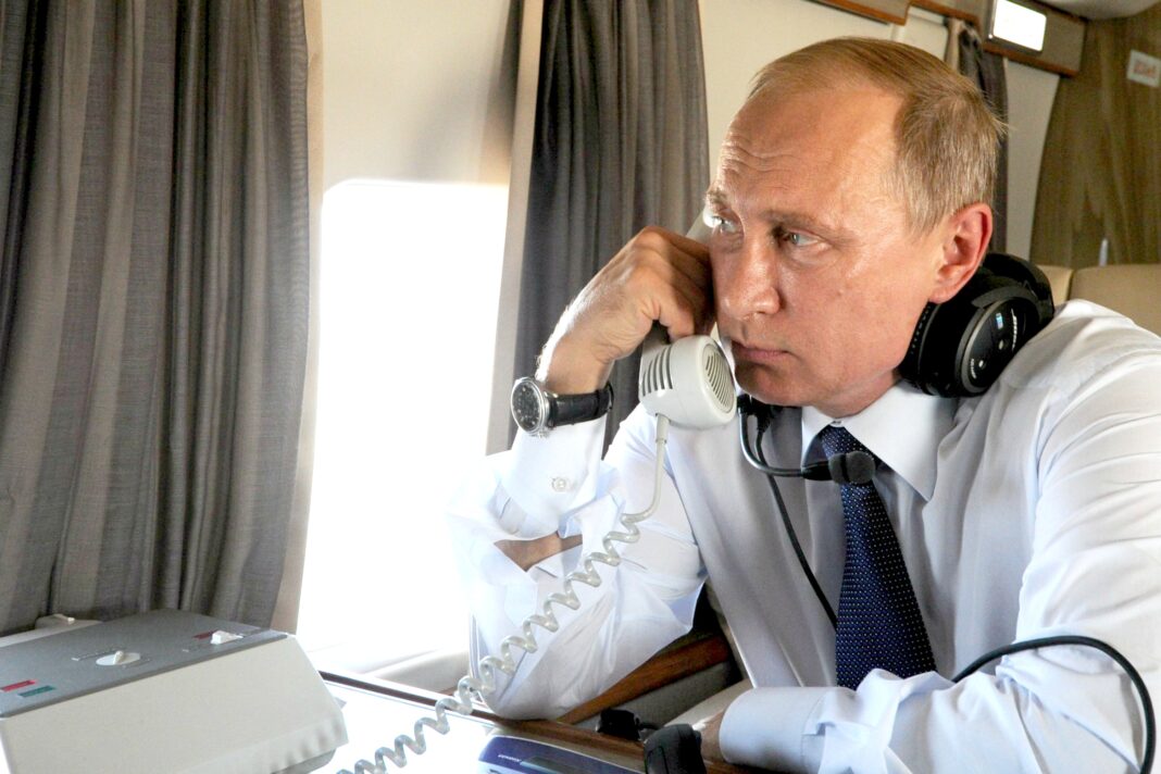Putin la telefon