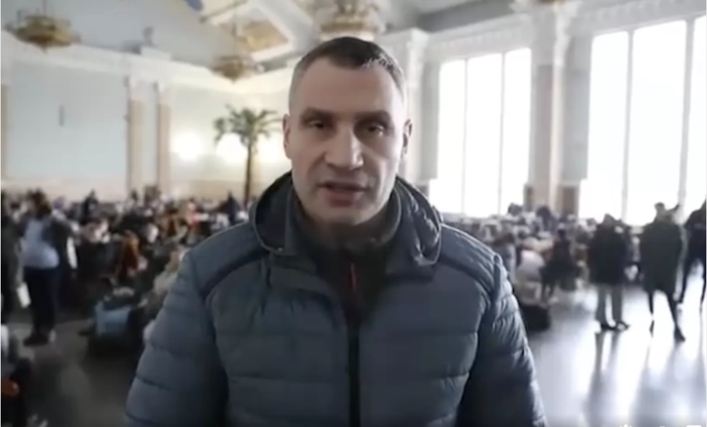 Primarul Kievului, Vitali Klitschko, arată cum funcționează gara capitalei în condiții de război. Dialog emoționant cu un copil refugiat (video)