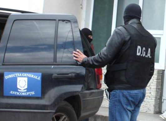 Fals ofițer de Poliție, prins în flagrant de ”colegii” de la Anticorupție; primea 5.000 de lei de la cel care l-a denunțat