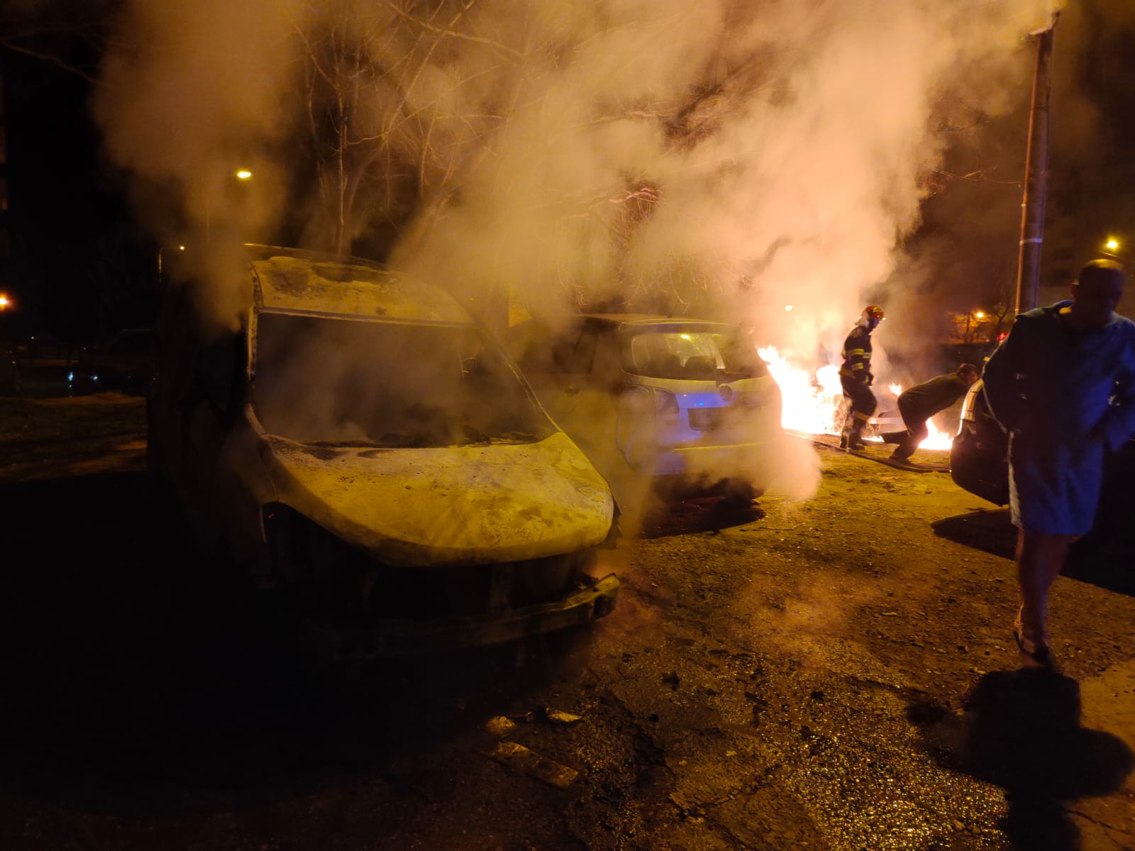 Mașini incendiate cu „cocktailuri Molotov” în centrul Galațiului